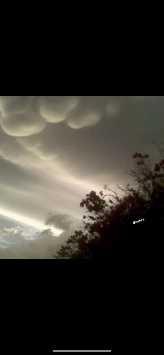BushraAlruqi's tweet photo. @ilool96 @xireezi الصوره هذي صورتها عام 2013 وواضح نفس هالغيوم بس للاسف من فوق مو واضح لان التصوير ببلاكبيري  😂 https://t.co/HknU3hc79H