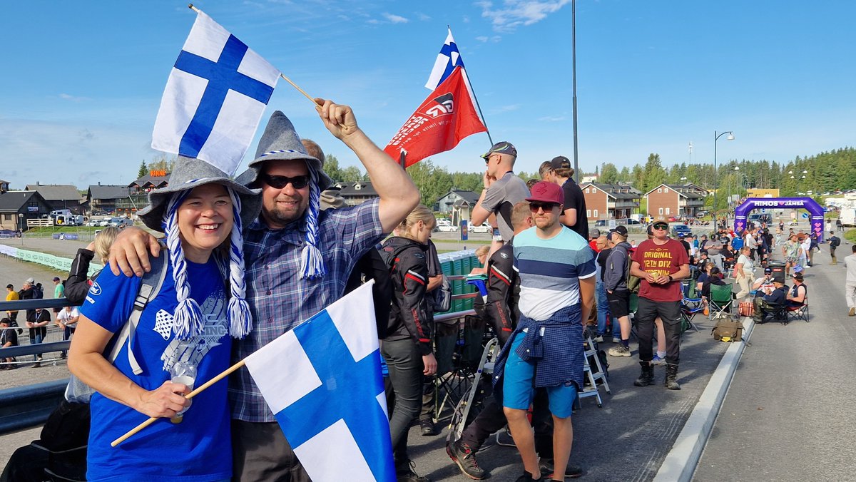 JamsanK's tweet photo. Himos-Jämsän ralliareenalla on runsaasti ihmisiä ja tunnelma korkealla. Vielä ehdit mukaan rallitunnelmaan, sillä erikoiskoe ajetaan toiseen kertaan kello 13.15. Tervetuloa! On rallitunnelmaa muuallakin, mutta ei niin kuin meillä. 

#sectorallyfinland #rallyfinland #jamsa #himos https://t.co/yUSCM8QhpV