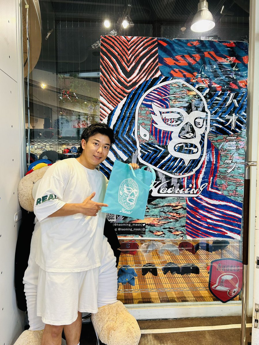haoming_mask's tweet image. 心斎橋ビッグステップ2F アメリカンスポーツグッズ「SELECTION」 @sele_osaka 店内POP UPに山村武寛選手が来てくれました✨

山村選手復帰決定おめでとうございます！

#山村武寛　#GLEAT #STRONGHEARTS
#ハオミン　#haoming