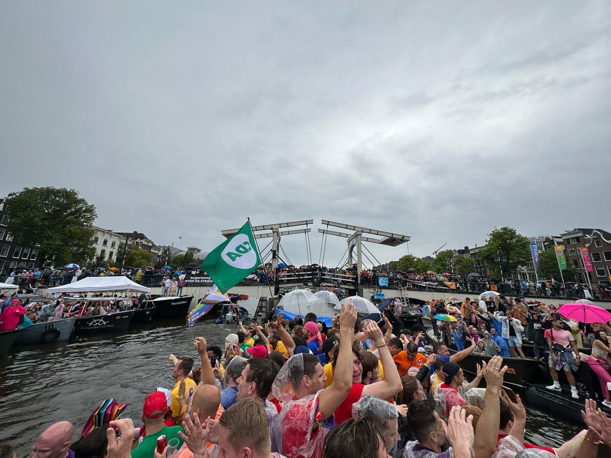 MarischaKip's tweet photo. Pride Amsterdam, editie 2023! Met de politieke boot (GL, PvdA, D66, VVD en CDA) als hekkensluiter van de Canal Parade (nr. 80). Belangrijk en tof tegelijkertijd! #pride #amsterdam #unityforthecommunity #politiekeboot https://t.co/9VsApvUpPe