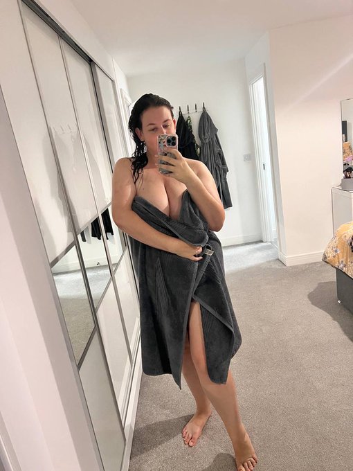 Retweet if you want me to drop the towel 😜 https://t.co/zQe4QvOehV