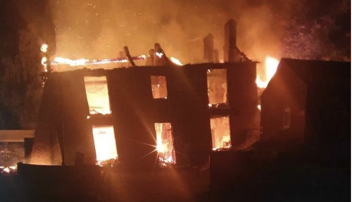The Crooked House, a historic Grade II listed 18th century Black Country pub, was sold to developers a few days ago.
Last night it burnt down. The lane to the pub apparently blocked.
I hope @StaffsPolice @StaffsFire @StaffsPFCC investigate and prosecute.
expressandstar.com/news/local-hub…