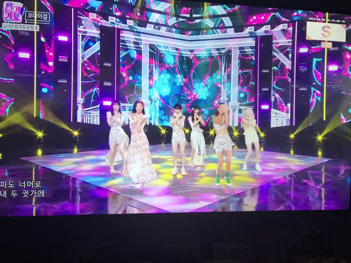 arinihoo's tweet photo. OMG THE OUTFIT TODAY HAS SOME BUNGEE VIBES AAAAAA https://t.co/1uKhXG4d1S