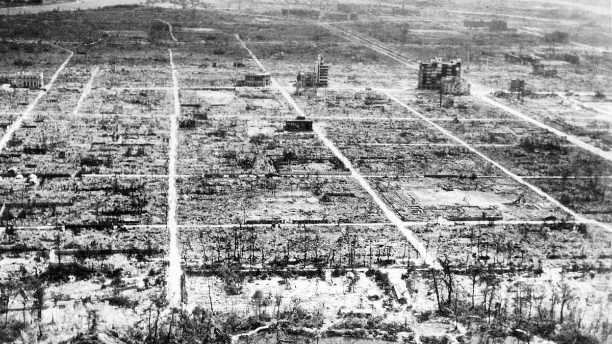 Vict0r__87's tweet photo. El 6 de agosto de 1945 EEUU lanzó una bomba atómica sobre Hiroshima. Tres días después lanzaron otra sobre Nagasaki. Ambos bombardeos causaron al menos 180.000 muertos.

Que no se olvide nunca que EEUU es el único país que ha lanzado bombas atómicas sobre población civil. https://t.co/zxzMPeqOWv