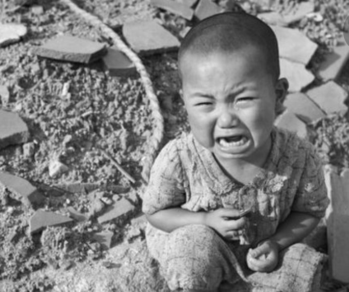 Vict0r__87's tweet photo. El 6 de agosto de 1945 EEUU lanzó una bomba atómica sobre Hiroshima. Tres días después lanzaron otra sobre Nagasaki. Ambos bombardeos causaron al menos 180.000 muertos.

Que no se olvide nunca que EEUU es el único país que ha lanzado bombas atómicas sobre población civil. https://t.co/zxzMPeqOWv