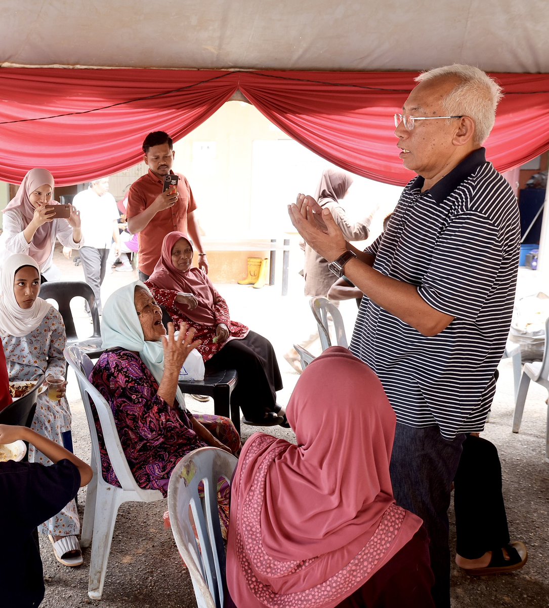 MahdzirKhalid's tweet photo. Menghadiri program kenduri rakyat di Kg. Pong Selatan.
Menu wajib makan tengahari bagi orang Padang Terap adalah gulai daging batang pisang.
#KalihBagiSama
#N08
#Calon02
#TokDet4Pedu
#BarisanNasional
#PakatanHarapan
#KerajaanPerpaduan
#PilihanRayaNegeri https://t.co/yGwATBoD5e