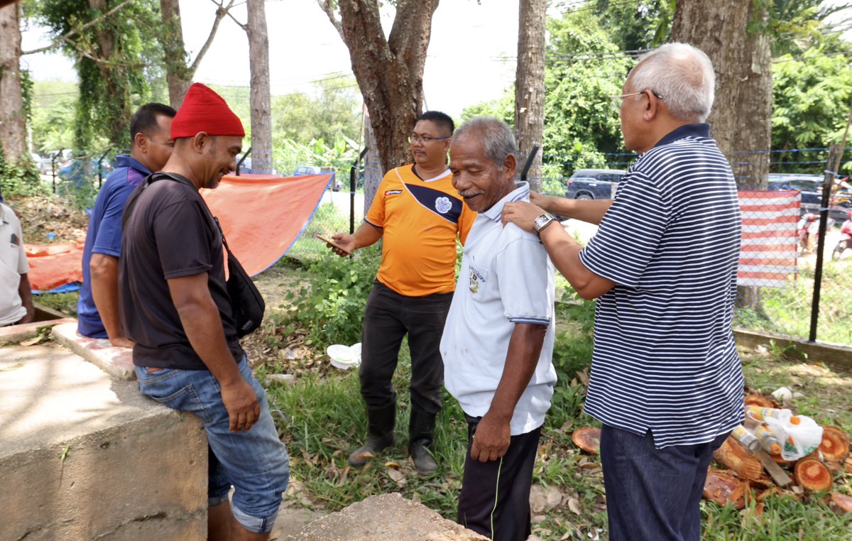 Menghadiri program kenduri rakyat di Kg. Pong Selatan.

Menu wajib makan tengahari bagi orang Padang Terap adalah gulai daging batang pisang.

#KalihBagiSama
#N08
#Calon02
#TokDet4Pedu
#BarisanNasional
#PakatanHarapan
#KerajaanPerpaduan 
#PilihanRayaNegeri