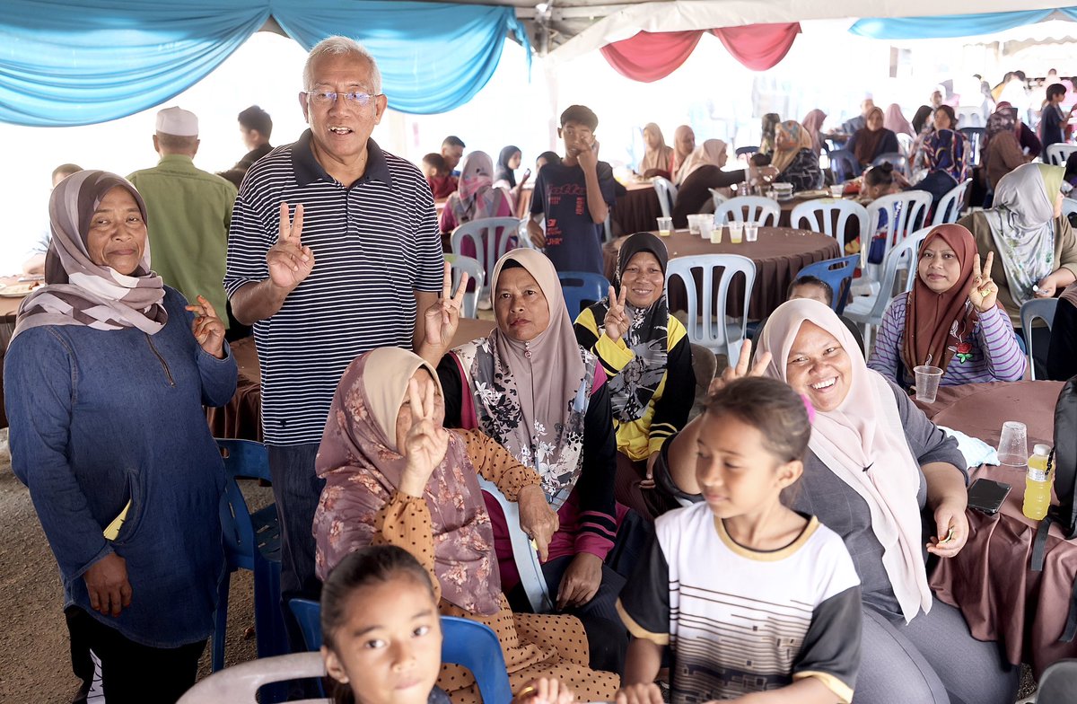 MahdzirKhalid's tweet photo. Menghadiri program kenduri rakyat di Kg. Pong Selatan.
Menu wajib makan tengahari bagi orang Padang Terap adalah gulai daging batang pisang.
#KalihBagiSama
#N08
#Calon02
#TokDet4Pedu
#BarisanNasional
#PakatanHarapan
#KerajaanPerpaduan
#PilihanRayaNegeri https://t.co/yGwATBoD5e