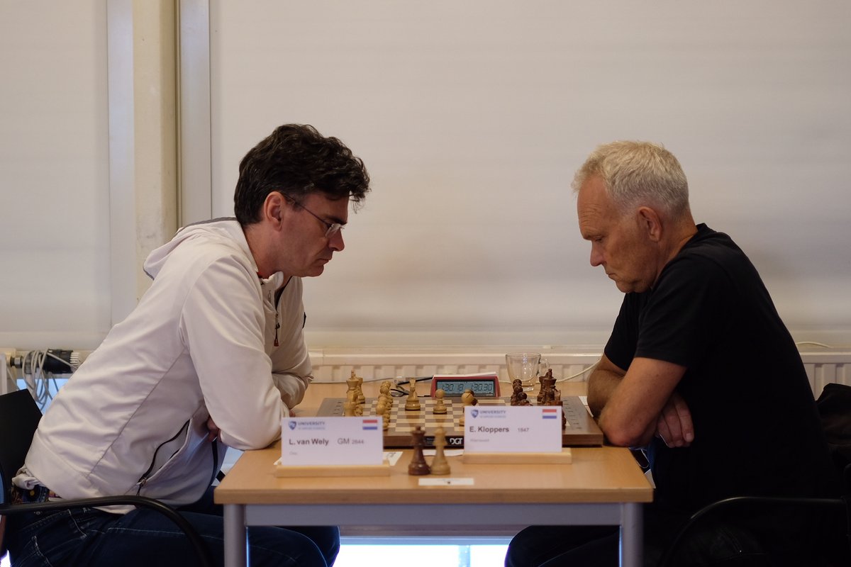 hztoernooi's tweet photo. Last night @Biancachess, president of @schaakbond  opened the 25th HZ University of Applied Sciences Chess Tournament.

This years edition marks the return at the chess board of #KingLoek (after,  as organiser Hans Groffen put it,  "some dark years in politics").

#hz #chess https://t.co/t6AMAUNSPT