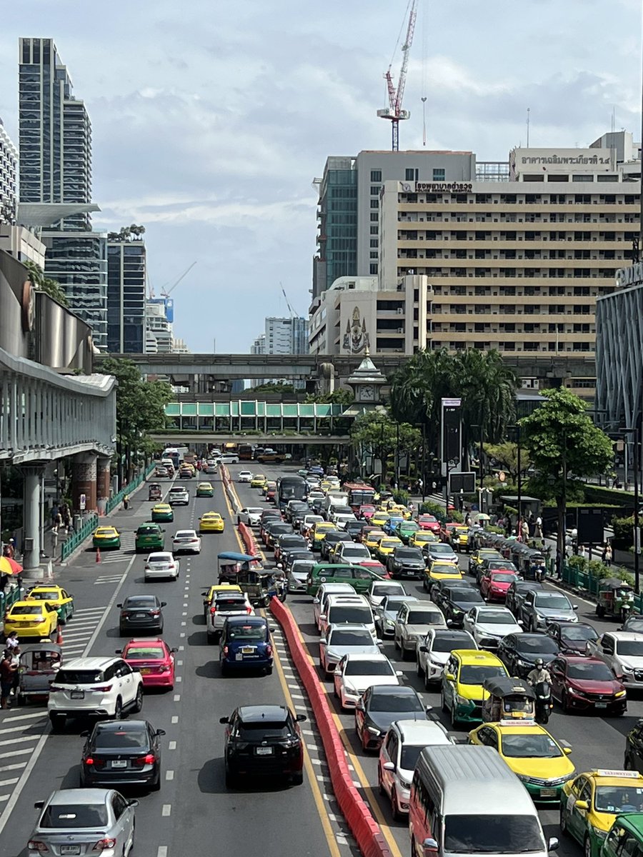 orasumpol's tweet photo. @js100radio รถรอเลี้ยวเข้าห้าง central world บนถนนราชดำริขวางกระแสรถทางตรง ทำไมตำรวจอนุญาตให้เลี้ยวได้ รถติดมาก https://t.co/uNepRcChWK