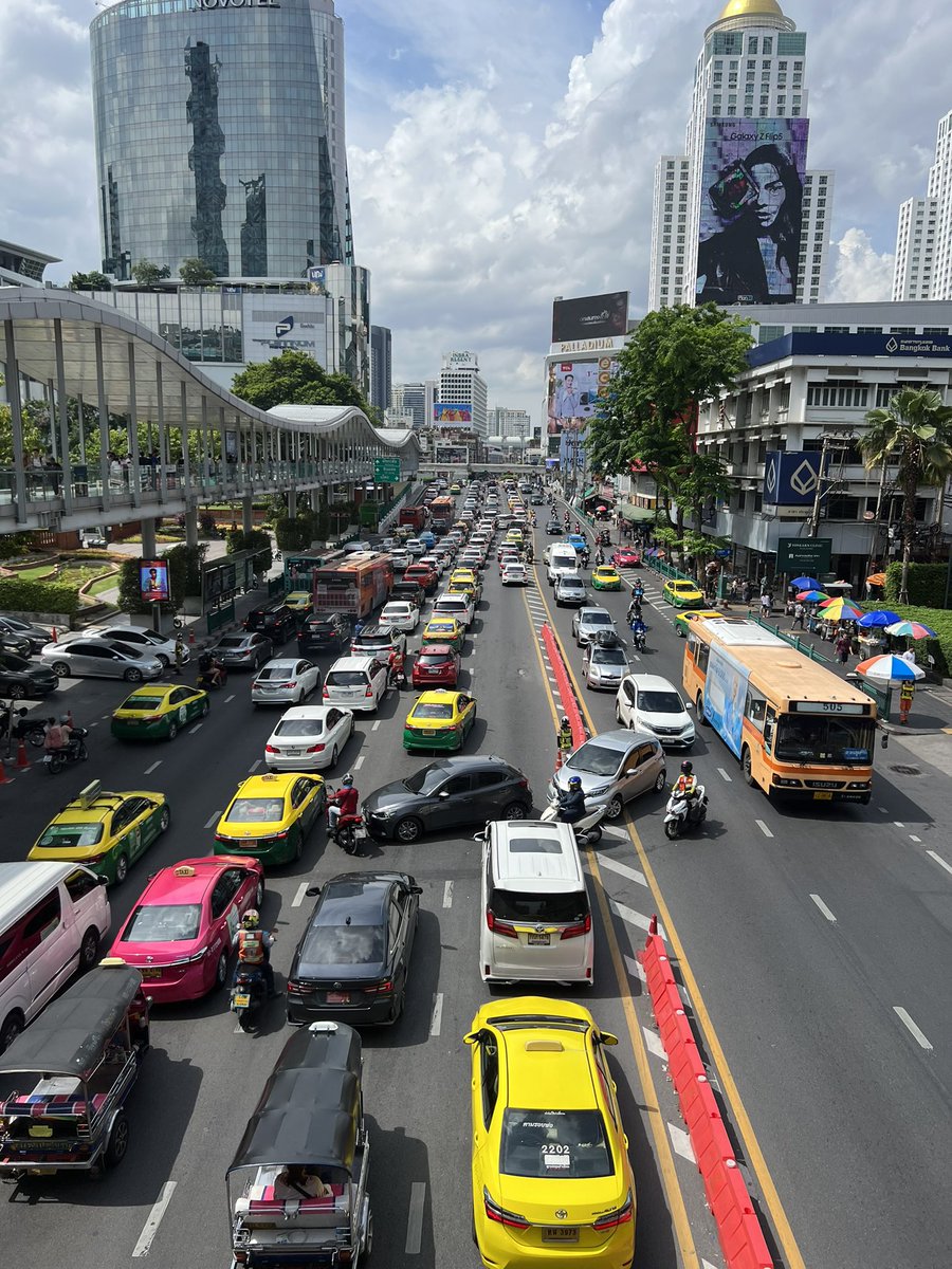 orasumpol's tweet photo. @js100radio รถรอเลี้ยวเข้าห้าง central world บนถนนราชดำริขวางกระแสรถทางตรง ทำไมตำรวจอนุญาตให้เลี้ยวได้ รถติดมาก https://t.co/uNepRcChWK
