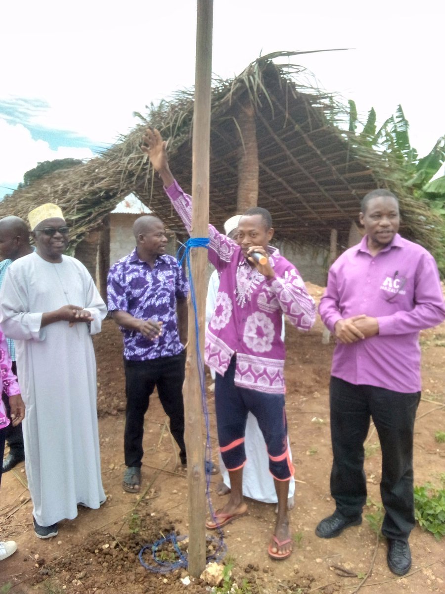 ahmed_omar80's tweet photo. Hapa ni Kijiji Cha #Donge Kitaruni. Ni kitovu cha ukereketwa na ngome ya @ccm_tanzania. Eneo hili Watawala walilifanya ni haramu kwa wapinzani kuingia na kufanya siasa.
Leo ndug. @juma_duni2, Mwenyekiti wa Chama amefungua baraza ya vijana wa @ACT_wazalendo1 katika hili. https://t.co/sVg62A9V08