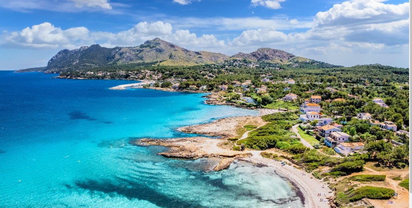AutosVima's tweet photo. The bays of Alcudia in Mallorca offer dreamy beaches and crystal-clear waters. Soak up the sun, and savor delicious Mallorcan dishes!
#beach #alcudia #sommer #VimaRentaCar #sea #islandlife 
https://t.co/smb2xdWUTc https://t.co/0rWzlaocyC