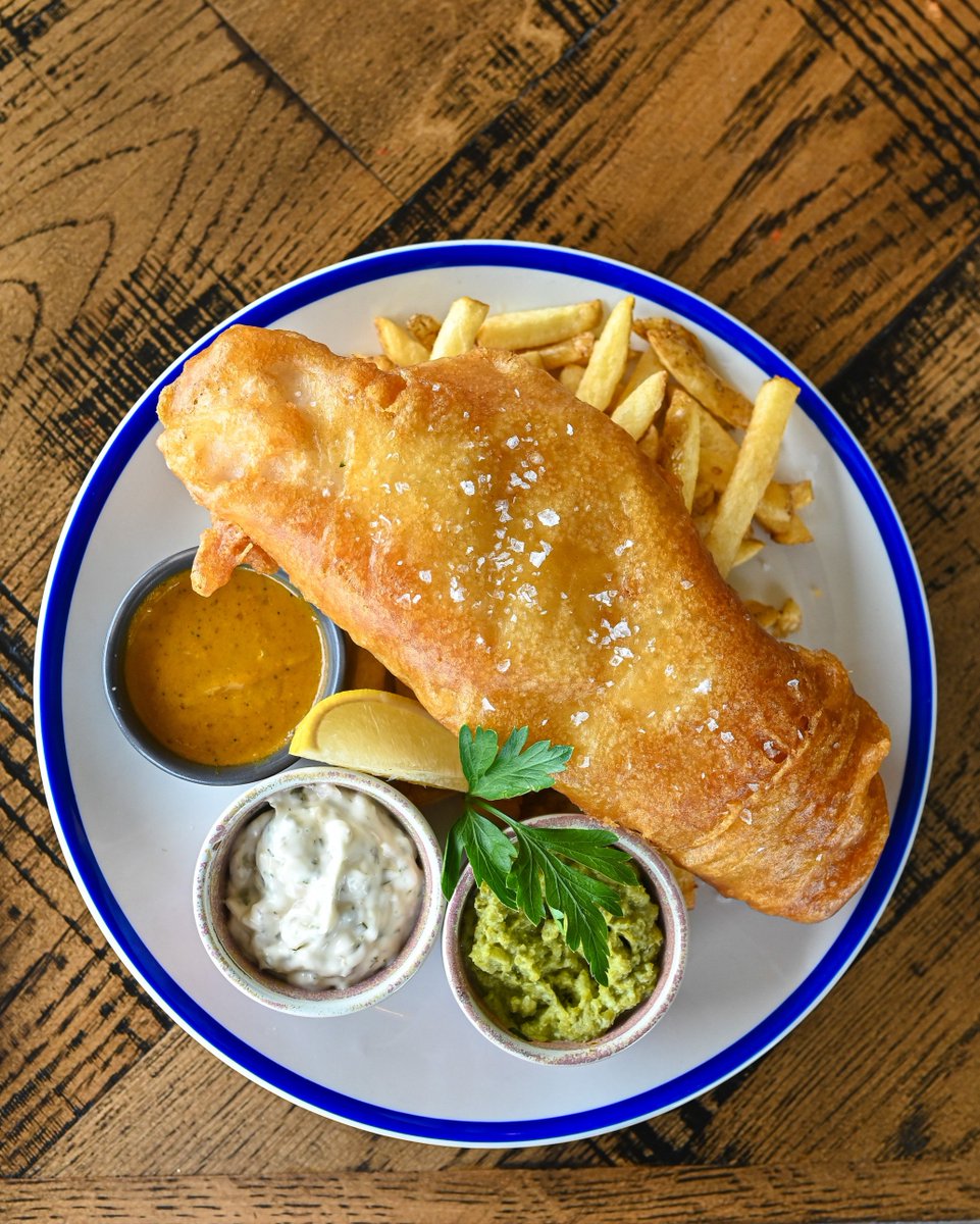 Pentewan friends, hi! 👋 Our Summer Special at our Pentewan restaurant is the seaside favourite! Served up with crushed minted peas, tartar sauce & curry sauce, this beer battered Cornish Hake is just what a stormy Sunday in summer asked for!