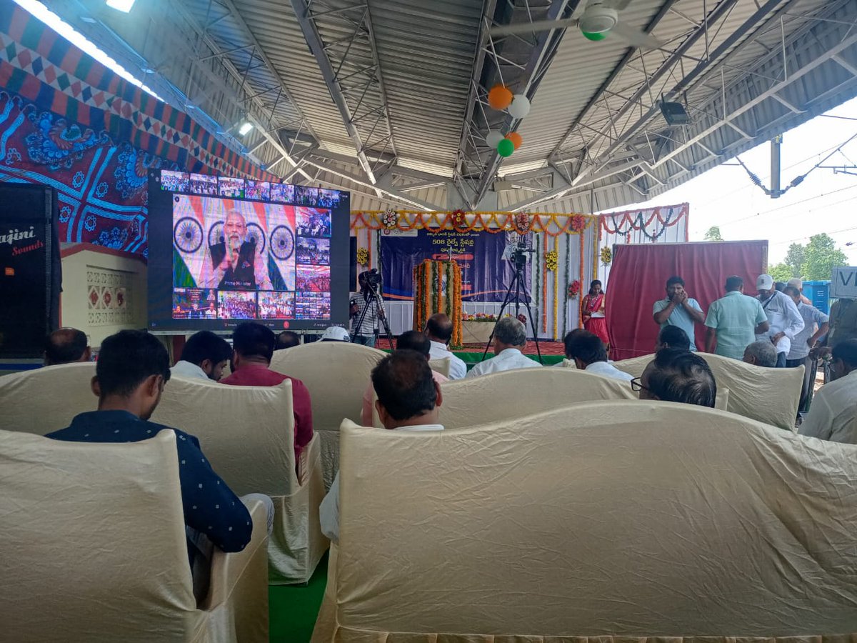 srdee_trsosc's tweet photo. Hon'ble PM Shri Narendra Modi to lay foundation stone for Redevelopment of 508 railway stations across Nation under #AmritBharatStations 
Sammaya National awardee speech at Jangaon Railway Station @SCRailwayIndia @drmsecunderabad @RailMinIndia https://t.co/oMW5EarRfg