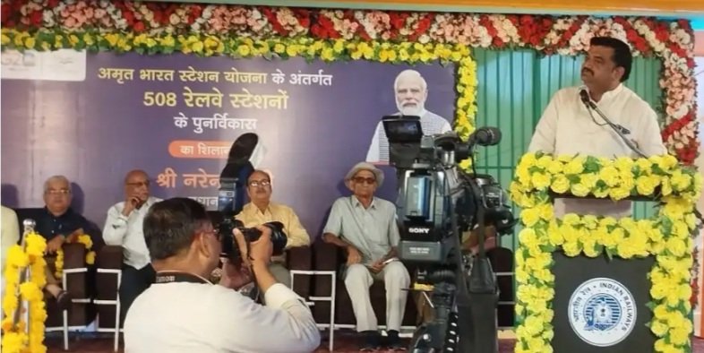 JansamparkK's tweet photo. 🔹प्रधानमंत्री श्री @narendramodiजी ने 20.6करोड़ रुपये की लागत से कटनी साऊथ जंक्शन के पुनर्विकास कार्य का किया वर्चुअली शिलान्यास।
🔹#KTES मे विधायक बहोरीबंद @PandePranay और जनप्रतिनिधि रहे मौजूद।
@JansamparkMP
@CMMadhyaPradesh
@AshwiniVaishnaw
@vdsharmabjp https://t.co/kLmGk2Uepf