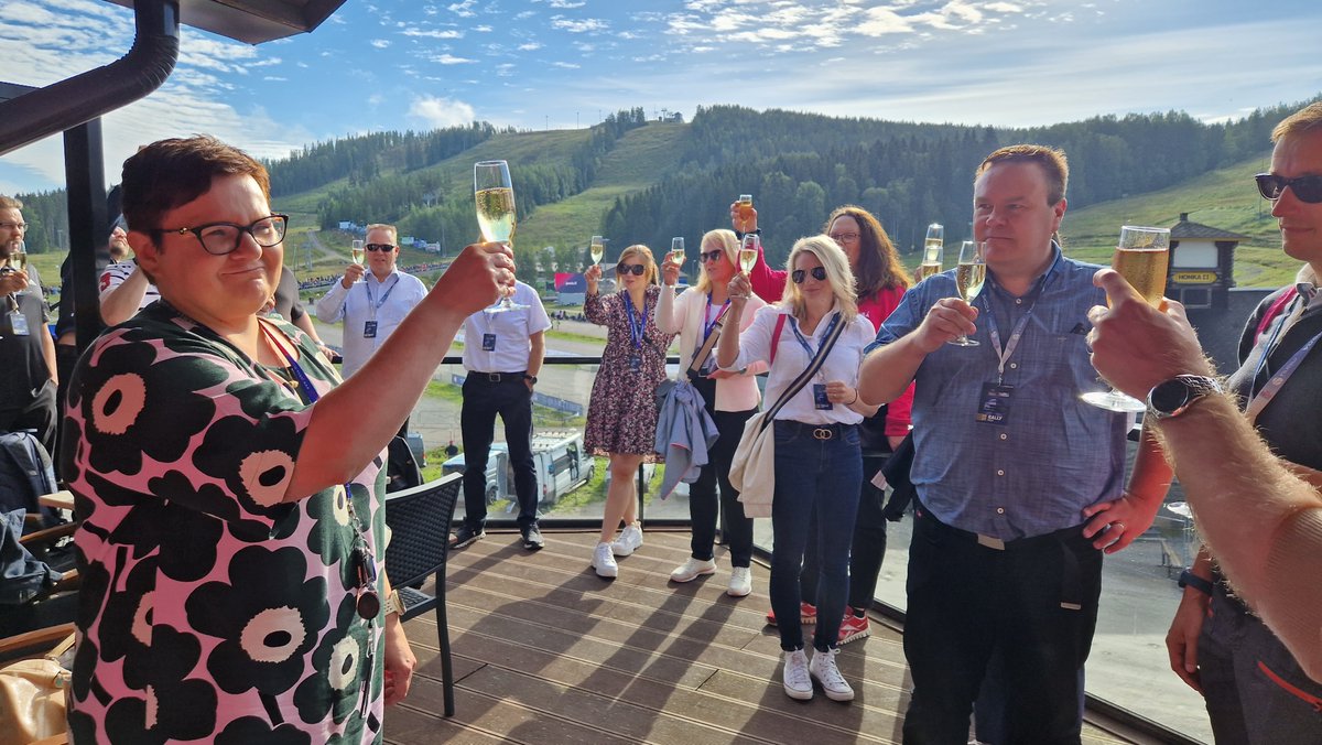 #Jämsä'n kaupungin kutsuvieraat viettävät aurinkoista rallipäivää Ravintola Rinteen yläkerrassa katseluareenan huippupaikalla. Vieraat saavat päivän aikana jämsäläisen rallielämyksen lisäksi tietoiskuja kaupungin toiminnasta.

#sectorallyfinland #rallyfinland #himos #himosjamsa