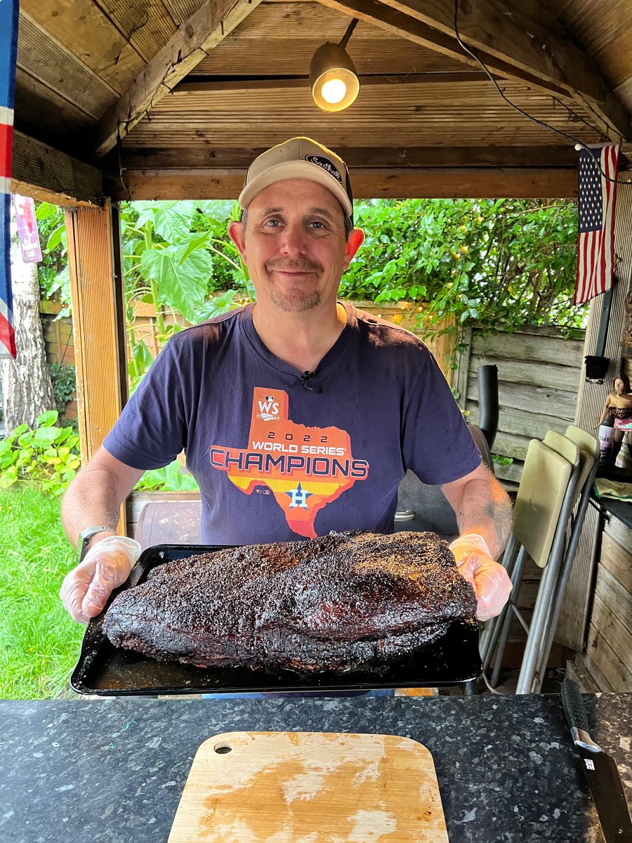 Nailed the brisket. 😊😊
So barky,  juicy, and smoky. 
 It was a good cook and a great day 

Even on a low-cost setup , like mine,  you can still have fantastic results. 🔥💨

#bbqbrisket #goochiesbbq #bbq #bbqlife #outdoorcooking #smokers