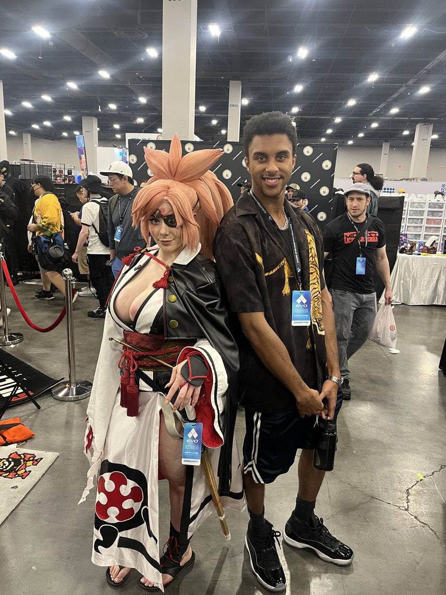 Met <a href="/peachygirlmomo/">Momokun 🍑</a> at evo today for the first time, sick cosplay and her attitude was amazing definitely get to know her if you get a chance as well as many others