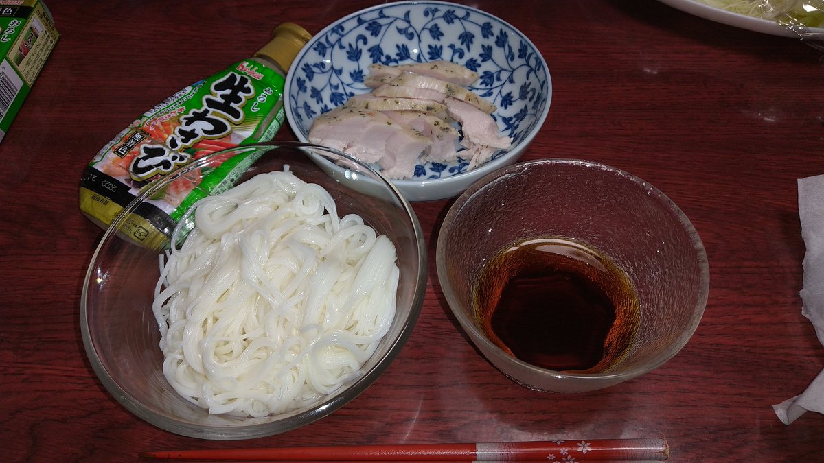 父が用意してくれていたお素麺と、昨日購入しherbchicken。主に感謝して、頂きます🍴🙏