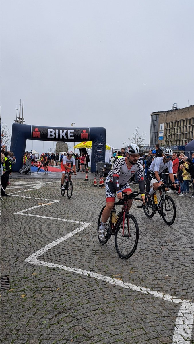 MatPilarczyk's tweet photo. Niedziela na #Enea #IRONMAN #Gdynia pomimo trudnej pogody pełna sportowych emocji. Etapy pływackie na pełnym dystansie i "połówce" zostały odwołane. Zawodnicy ruszają na wymagającą trasę kolarską. Dziś wyjątkowo mocno #DodajemyEnergii #triathlon Do zobaczenia na mecie! https://t.co/SCZLfMHRmw