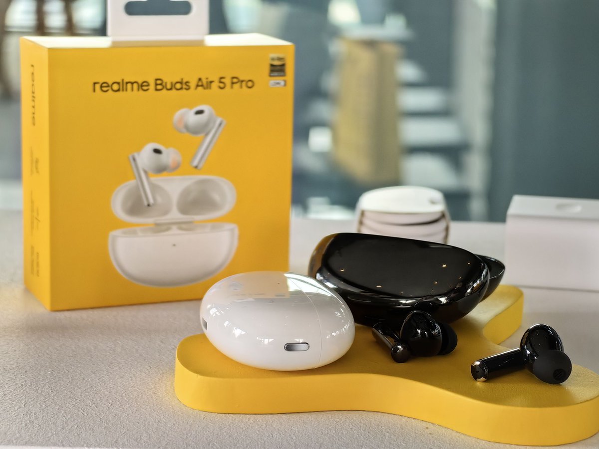 TECHNOSenior1's tweet photo. realme #BudsAir5Pro - patrząc po możliwościach konfiguracyjnych i jakości dźwięku jaki z nich płynie mam wrażenie, że są one znacznie droższe. Zapraszam do recenzji.
@realmepolska 
@realmeIndia 
#własnytest
#słuchawkidouszne
https://t.co/49Vwuf72A8 https://t.co/nbWUB61KOa