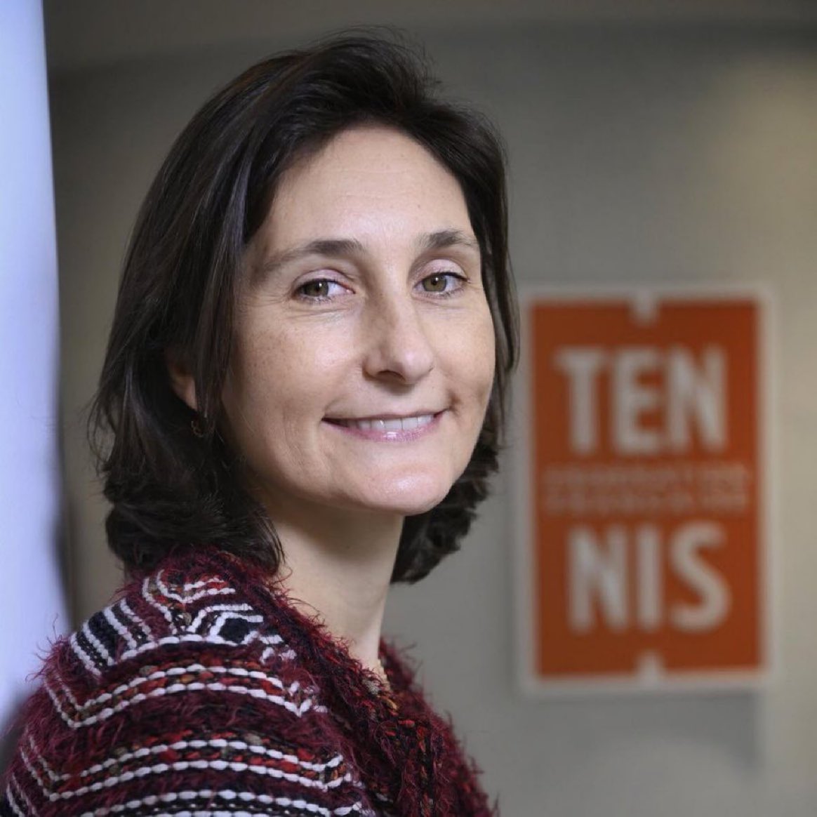 EnModeMacaron's tweet photo. Quand on apprend que la ministre des Sports de Macron est la nièce de la journaliste de France 2 Nathalie Saint-Cricq… https://t.co/6qKwJzAuAg
