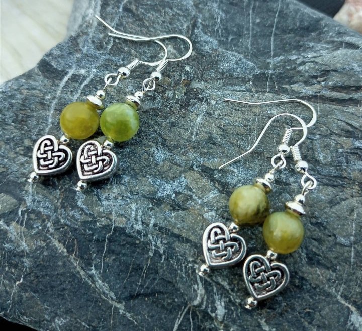 I can't keep these on the stall at Artisan Markets. These gorgeous little Celtic style earrings would make a perfect gift to send someone special. Made with 8 mm green veined Agate stone beads
#Celtic #Celticgifts #Mhhsbd #Irishgifts #Earrings #Giftsforher
etsy.com/listing/118165…