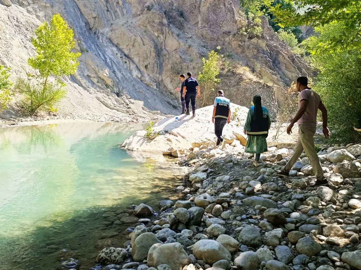 İlçe Müdürümüz Sayın Mehmet Selim Yıldırım ile beraberinde Su Ürünleri Kontrol ekibimiz haftasonu tarihi Cendere köprüsü çevresinde avlak sahası kontrollerine katıldı. Yasak av aleti olan "tırıvırı" paraşüt hakkında bilgilendirme yaparak su ürünlerine verdiği zararı anlattı