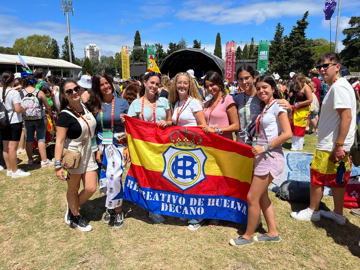 📸 La afición del <a href="/recreoficial/">RC Recreativo de Huelva</a>, presente en la Jornada Mundial de la Juventud en Lisboa, un encuentro de jóvenes católicos con el Papa.