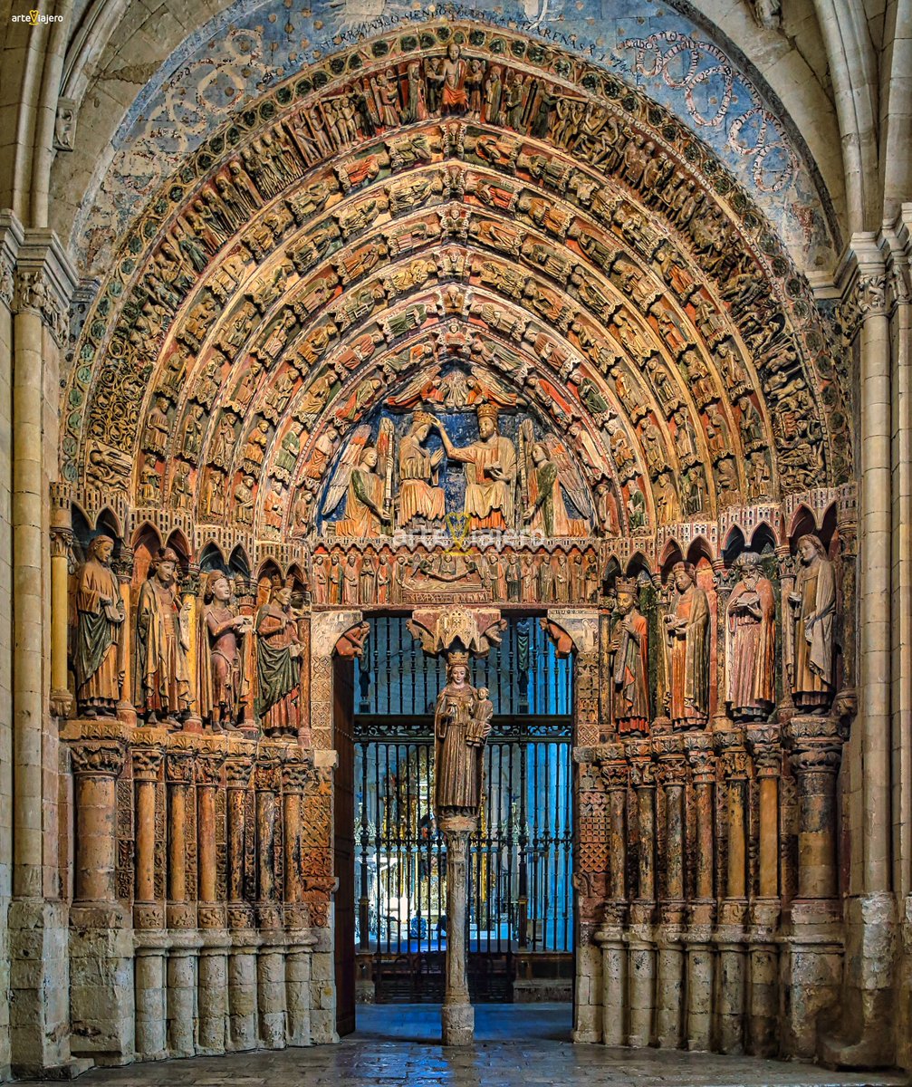 Portada de la Majestad (S. XII-XIII) de la Colegiata de Santa María la Mayor de Toro (#Zamora), una auténtica sinfonía en piedra a todo color
#FelizDomingo #arte