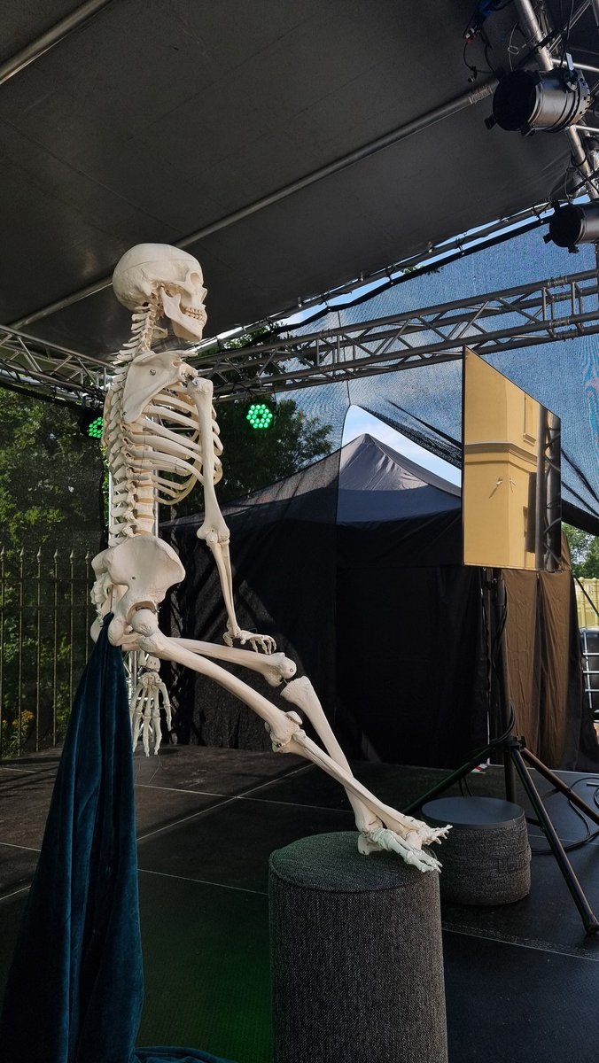 Labākais modelis ir beigts modelis. 
<a href="/skeletsgastons/">Skelets Gastons</a>