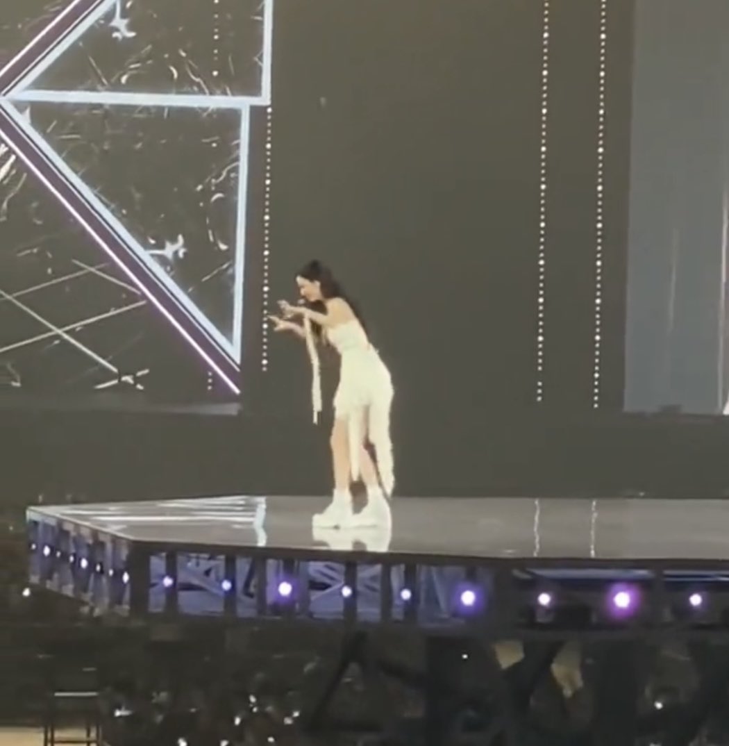 ujiminphoria's tweet photo. Karina keeps doing the dinosaur 'yaaang' sounds while greeting 55k mys at tokyo dome. My little loser i love her so much😭 https://t.co/f9SJ25BWzc
