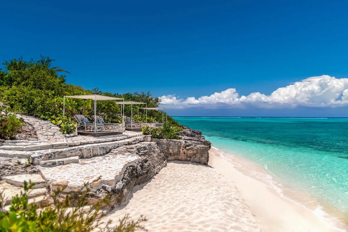Imagine this beach could be your backyard &amp; these waters your playground. Discover paradise. Be one of the fortunate few to own 1 of the new bespoke homes at The Villas at Blue Mountain in idyllic Turks &amp; Caicos. More: 7thheavenproperties.com/real-estate/tu…
#Caribbean #LuxuryLiving #RealEstate