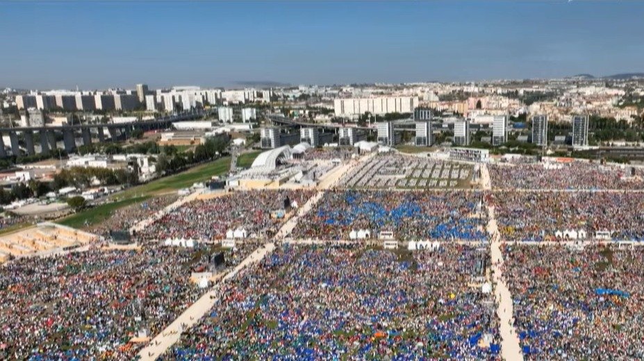 fam_cristiana's tweet photo. Il #Papa ha consegnato ai giovani della #GMG2023 tre parole: ascoltare, brillare e non temere. Secondo le autorità portoghesi sono presenti al Parque Tejo un milione e mezzo di persone #JMJ2023Lisboa #JMJLisboa2023 https://t.co/KMacZuK32S