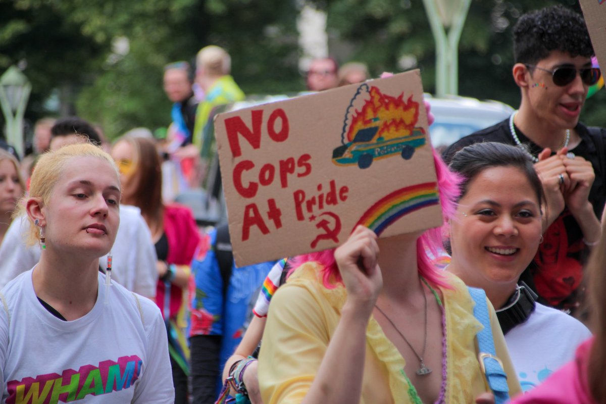 nrw_blaulicht's tweet photo. +++ Aktuell +++
📍Essen, Innenstadt 
2500 Teilnehmer des "Ruhr-CSD" zogen gestern durch die Essener Innenstadt gegen Queerfeindlichkeit und für mehr Sichtbarkeit von queeren Menschen.
#CSD #CSDEssen #Pride2023 #pride #PrideMonth #Essen #NRW https://t.co/bw2ReKQxP1