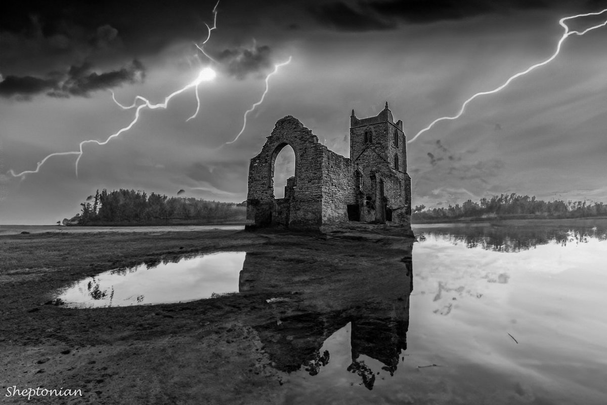 martynfreestone's tweet image. Burrow mump in Somerset, but with a little imagination and creativity from Photoshop beta it looks totally different.
#photoshop #burrowmump #imagination