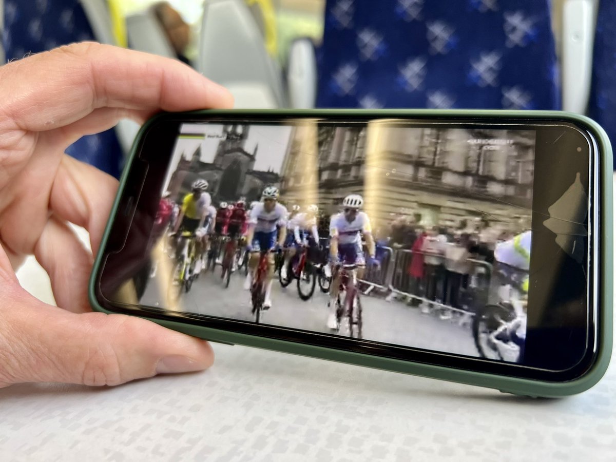 LettyP1's tweet photo. Watching the race starting in Edinburgh #GlasgowScotland2023 https://t.co/nrZm3rAmsH