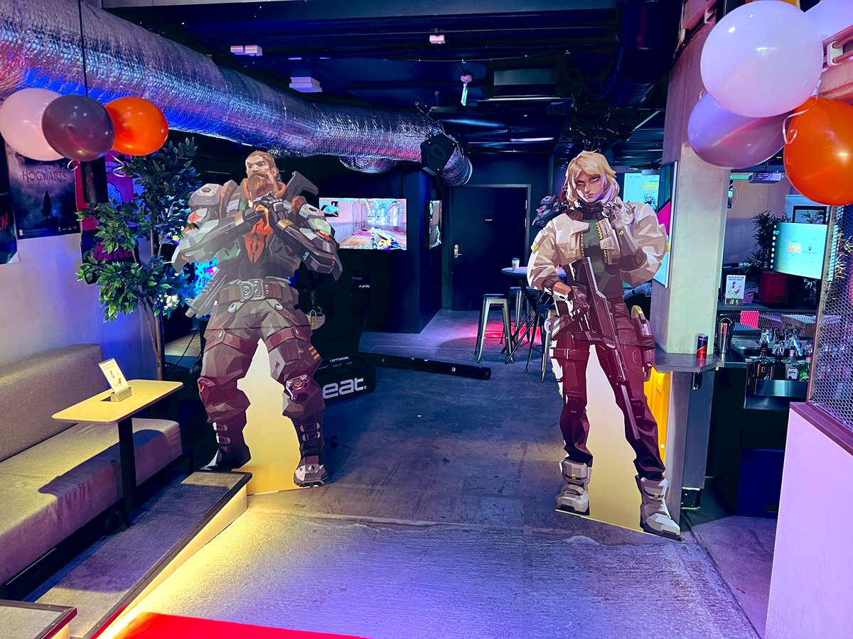 JimothyTV's tweet photo. Heading home after an amazing time in Stockholm for the Northern Showdown! 

Absolute pleasure connecting with local fans, new players and our fabulous creators. Thanks so much for coming out everyone, big thanks to @GosuPeak @ItsLmntrix @Noizeeh @anniefuchsia!

Til next time xo https://t.co/d1bNIZ7nk2