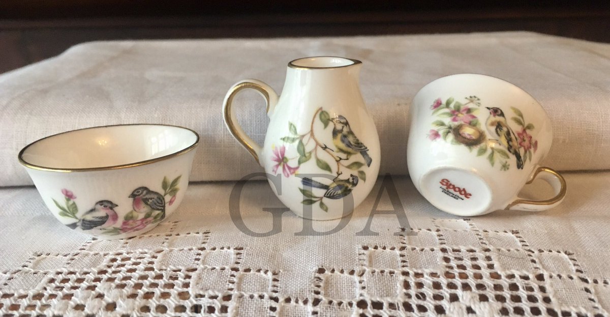 maviedanslart's tweet photo. A cute trio of miniature Spode china pieces with a bird design.
A great little gift idea.
See them at,
https://t.co/2hHxQyYO16
#UKGiftHour #UKGiftAM #UKWeekendeHour #SundayFringe #SmartSocial #GiftIdeas #Reuse #Vintage #Antiques https://t.co/5BNTfuMLxH