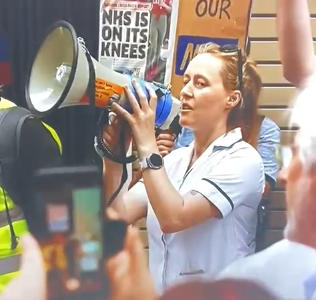 Happy #SocialistSunday.

We are in a crucial time of fighting for our NHS.

This government wants to quickly privatise it as much as they can as they fear they are about to lose power.

We need to connect with others who want to fight against this.

I'll never stop fighting for