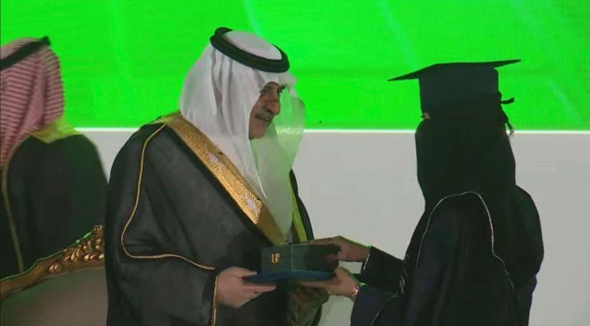 RazaSmjs's tweet image. يسرنا بكل فخر نحن مجلس تحرير SMJS-MET تهنئة الطالبة شذى علي البلوي إحدى محررينا من كلية الصيدلة بـ #جامعة_تبوك بمناسبة تخرجها مع مرتبة الشرف الأولى وحصولها على المركز الأول لخريجي الدفعة، كما نبارك لها تكريمها من قبل صاحب السمو الملكي الامير فهد بن سلطان آل سعود امير منطقة تبوك.