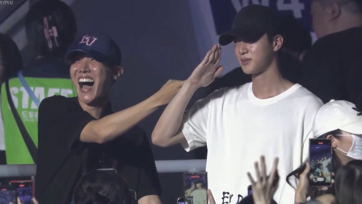 findbts_'s tweet photo. Yoongi: "Quero agradecer aos meus irmãos J-hope e Jin! Toda vez que canto People pt. 2, sinto que estou com o J-hope" e a câmera foca no Seokjin e Hoseok sorrindo, curtindo o show e com os olhinhos brilhando de orgulho enquanto veem o seu bebê no palco, EU TO CHORANDO 😭 https://t.co/jOzTWlTAbY