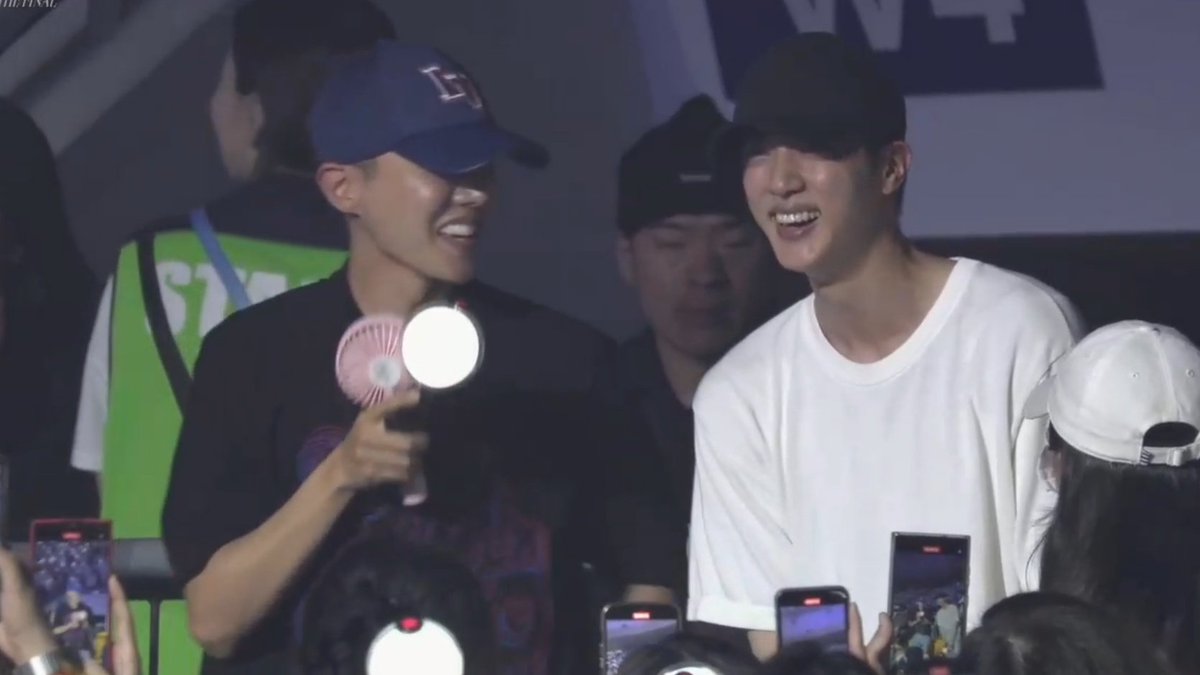 findbts_'s tweet photo. Yoongi: "Quero agradecer aos meus irmãos J-hope e Jin! Toda vez que canto People pt. 2, sinto que estou com o J-hope" e a câmera foca no Seokjin e Hoseok sorrindo, curtindo o show e com os olhinhos brilhando de orgulho enquanto veem o seu bebê no palco, EU TO CHORANDO 😭 https://t.co/jOzTWlTAbY