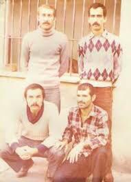 KirmiziGazete's tweet photo. ✍️ Esat Erdoğan yazdı:

İŞÇİ SINIFININ KAVGASINDA MİLİTAN BİR TROÇKİST; AHMET DOĞANÇAYIR

https://t.co/METARJkQZv

“…Geçen dört yıl boyunca onun devrimci kişiliğini ve Geçen dört yıl boyunca onun devrimci kişiliğini ve mücadelesini genç devrimcilere yeterince anlatamadığımızı fark ettik. Aslında sadece o değil, o dönemin Troçkistlerinin militanca mücadelelerinin çoğu unutulmuştu. Bazı şeyleri açıkça anlatmak mümkün değildi, yayınlar varsa da çoğu adeta kayıptı, arşivlerin önemli bir kısmı ise devletin elindeydi. Özellikle fikri metinlerin bulunduğu Sürekli Devrim, Ne Yapmalı, Sosyalist Mücadele Defterleri, İşçi Cephesi vb. yayınların toplanıp derlenerek devrimcilere sunulması hâlâ büyük önem taşıyor.12 Eylül öncesi dönemin olabildiğince doğru bir tarihçesini çıkarmak istediğimizde eldeki belgelerin ne yazık ki çok yetersiz olduğunu gördük. Bu eksikliği gidermek için darbe sonrası dönemin, polis, savcılık, mahkeme tutanaklarına başvurmak zorunda kaldık. Zira devlet, eksik ve karmaşık olsa da konu hakkında görece geniş bir bilgiye sahipti: 12 Eylül öncesi faaliyetlerin örgüt inşa faaliyetleriyle ilgili genişçe bir bölümü, bir “bütün” olarak “Troçkistler” adı altında devlet tutanaklarında toplanmıştı.

Belgelerde ve güvenilir kaynakların anlatımlarında o dönemin Troçkistlerinin bir yandan örgütsel inşanın sorunlarıyla uğraşırken bir yandan da militanca mücadeleler verdiklerini gördük. İşçi sınıfı içerisinde köklenmiş, sürekliliği olan sağlam bir devrimci yapı inşa edememiş olsalar da Troçkist militanlar hem bulundukları mahallelerin hem de yardımına koştukları grevlerin faşist çetelere karşı öz savunmasını da içeren sert mücadelelerin içinde aktif olarak yer almışlar; bu mücadeleleri bazen tek başlarına, bazen diğer sol gruplarla birlikte yürütmüşlerdi. İstanbul Kartal, Pendik, Rumeli Hisarüstü, Kadıköy, İzmir, İnegöl, Ankara ve Antalya’da, çok sayıda mücadelede Troçkistler ön saflarda yer almışlardı.

Ve kavganın ateşinin harlandığı her yerde Ahmet Doğançayır vardı… ”