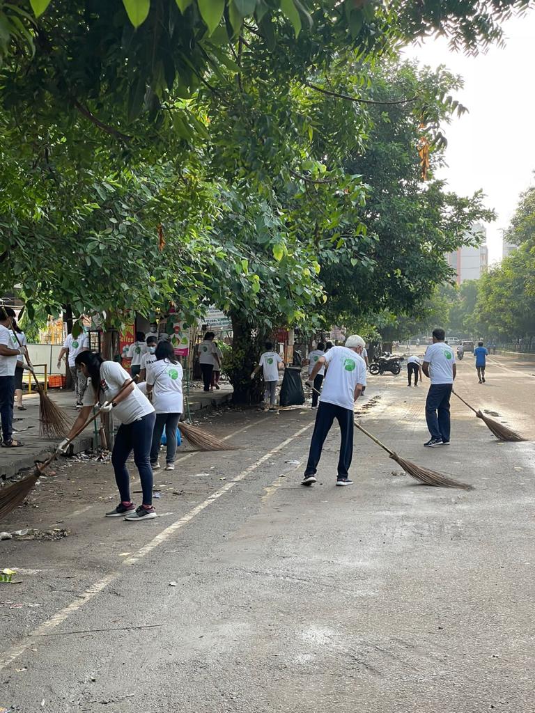 SunriseGreensGz's tweet photo. Today again,the residents of #SunriseGreens,
Indirapuram,took to cleaning the streets,in our endeavour to keep our vicinity clean, helping the resdients live in a clean &amp; hygenic environment.
#cleanliness #clean #hygiene https://t.co/KQxl6Vi0Op