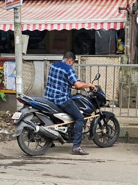 Bhadresh199's tweet photo. Dear @MTPHereToHelp @MumbaiPolice  @CPMumbaiPolice why only we are getting e-challan while driving without helmet and not them...

Can we expect E-challan 
Location: Shreyash Signal, Ghatkopar West https://t.co/3sPcEYZhzX