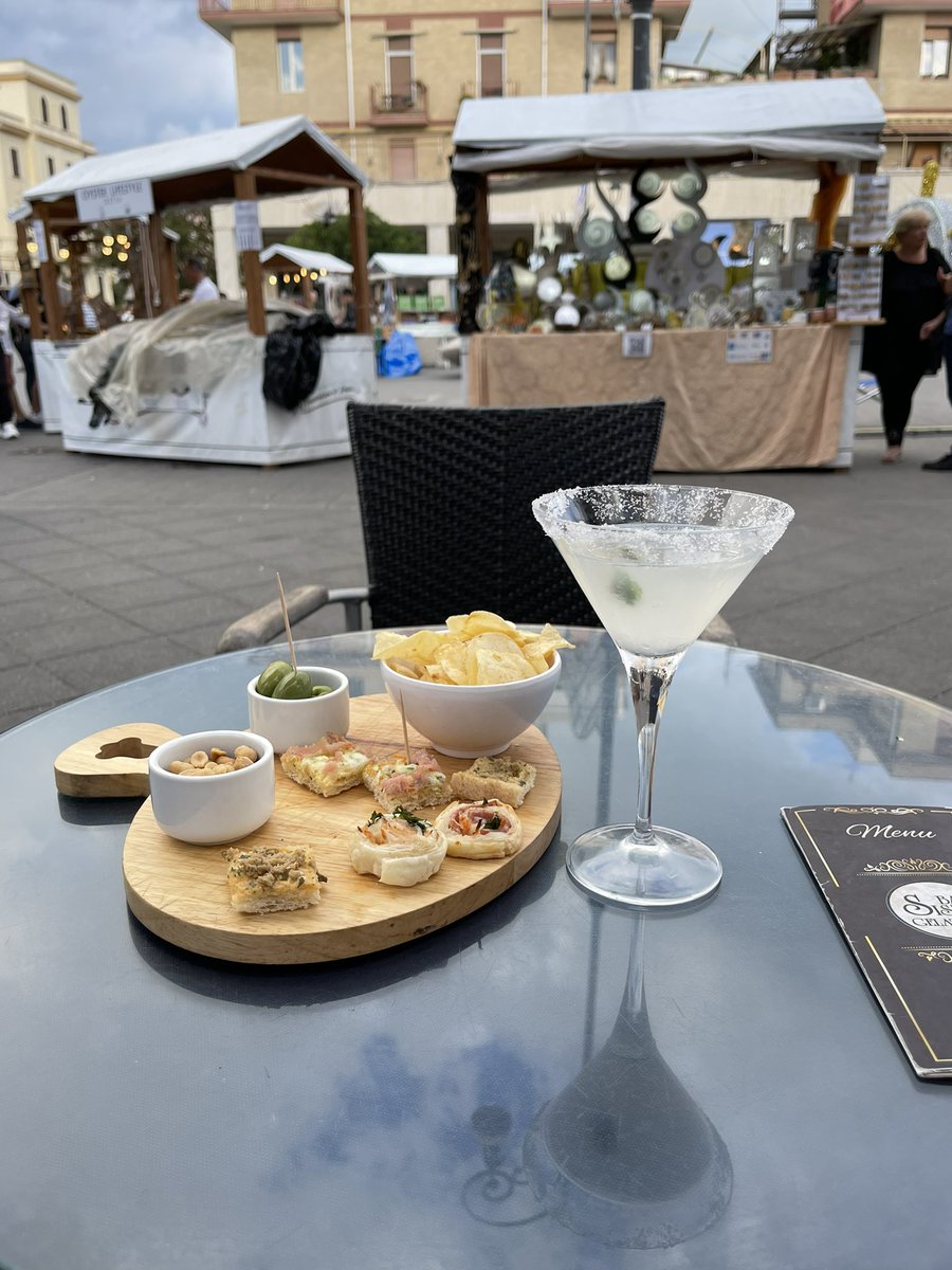 Aperitif di Itali cuma €8 dapet free snack segambreng. Di Eslen cocktail doang harganya €18.