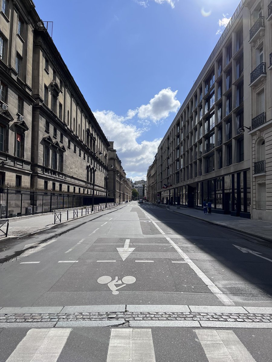 Dans peu de temps ce type de rue nous choquera fortement:

❌aucune végétation
❌aucune absorption du bruit
❌aucune ombre
❌un four en été
❌aucune protection pour les déplacements à vélo
❌la largeur confortable incite à l’accélération

#ruedeluniversite