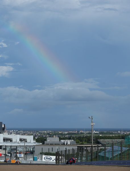 【速報】8耐決勝レース6時間経過
予報では雨が心配され、奇跡的に天候に恵まれまれています
ライダーを祝福するかのように虹がかかりました

f1express.cnc.ne.jp/suzuka8h/index…